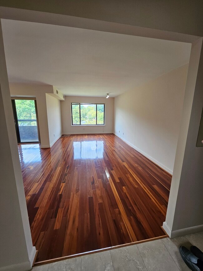 Building Photo - 11305 Commonwealth Dr