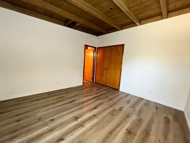 Building Photo - Completely Renovated Jem just north of Ven...
