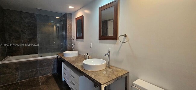 Building Photo - 495 Brickell Ave