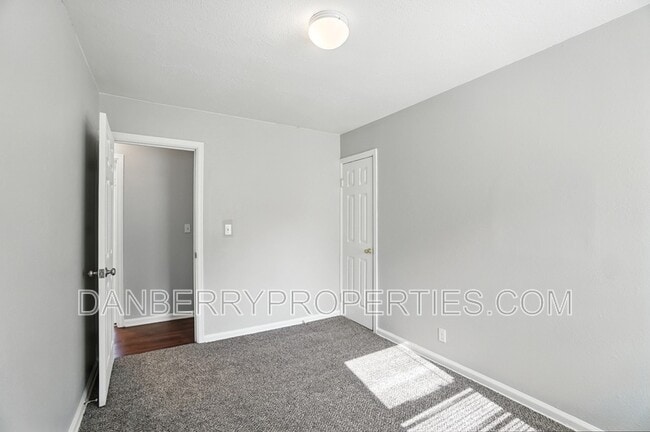 Building Photo - 1126 Searles Rd