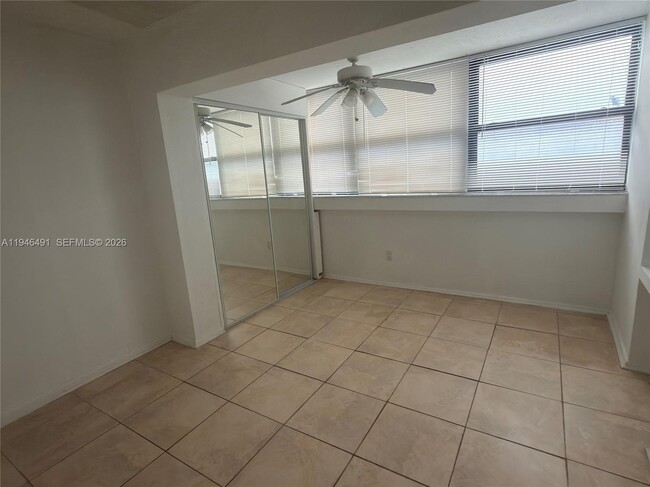 Building Photo - 2000 Biarritz Dr