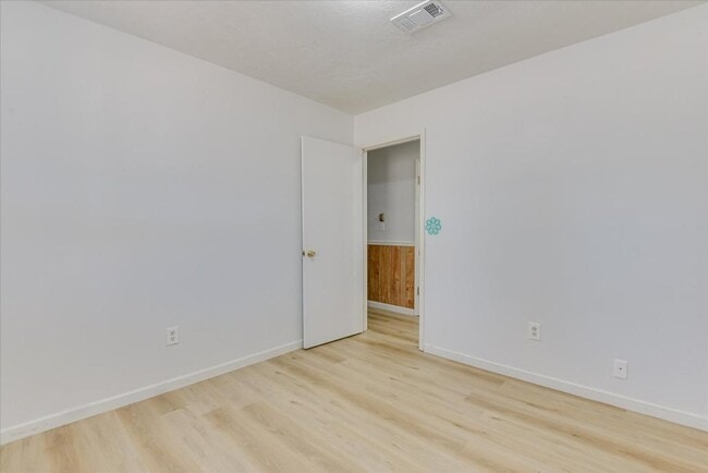 Building Photo - 3823 Fairington Dr