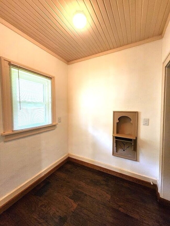 Building Photo - 2 Bed 1 Bath Plus Bonus Room in YOUNGS ENG...