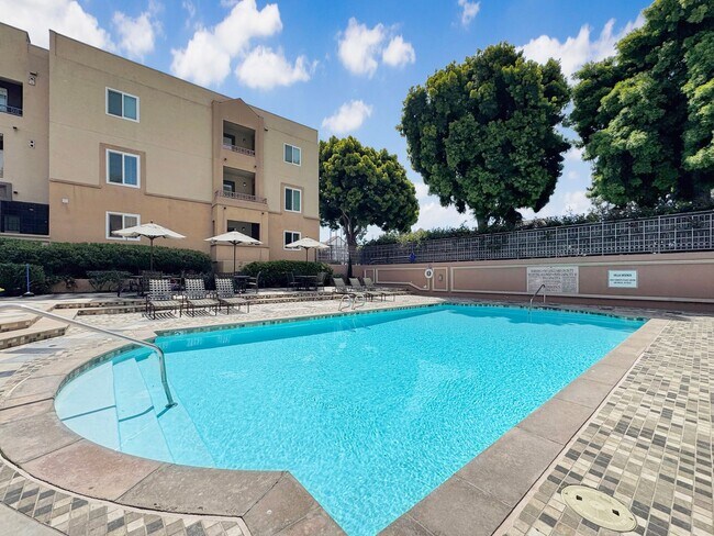 Building Photo - SD: Bright 2BD/2BA Condo in UTC with Community Pool, Gym & Reserved Parking