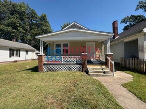 Building Photo - Three Bedroom | Detached Garage