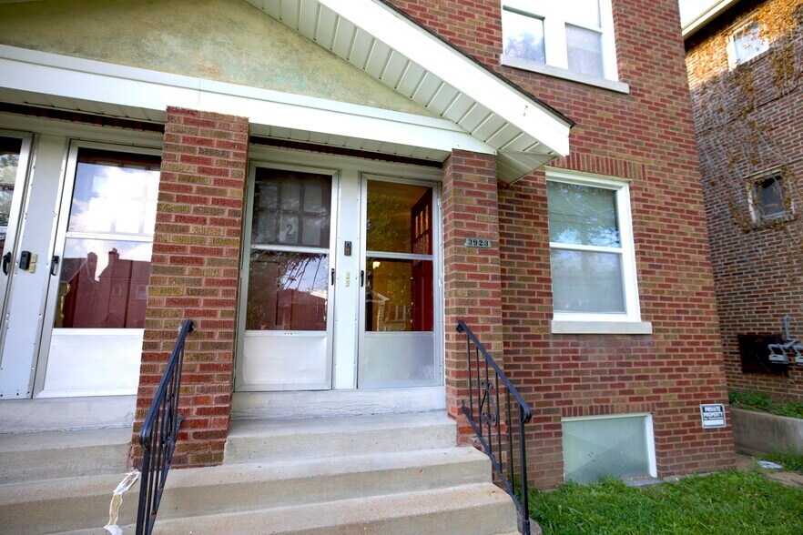 Building Photo - 3923 Dunnica Ave