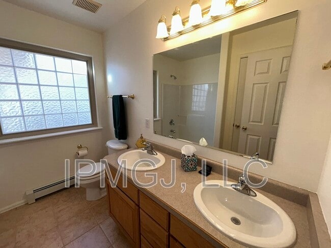 Building Photo - 815 Lincoln Ct