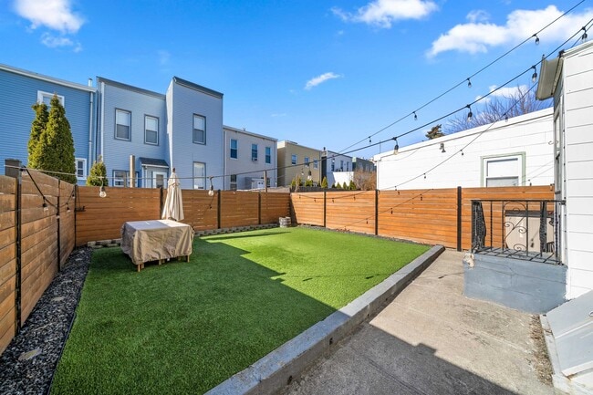 Building Photo - 215 Dodd St