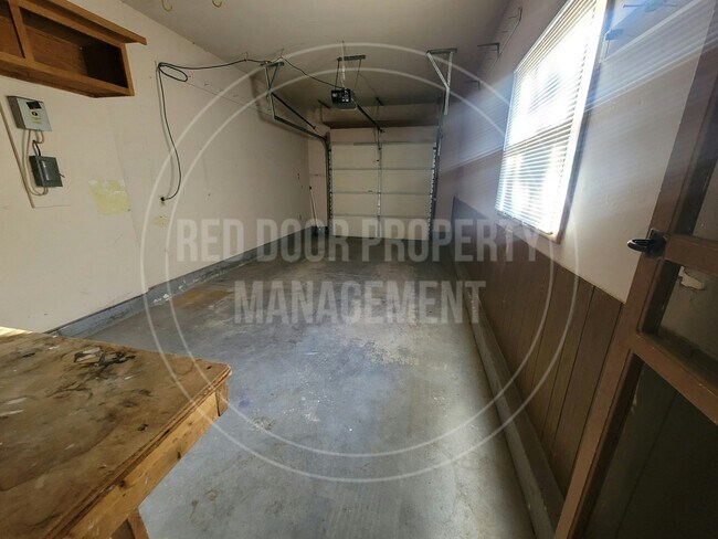 Building Photo - 1402 W Lotus St