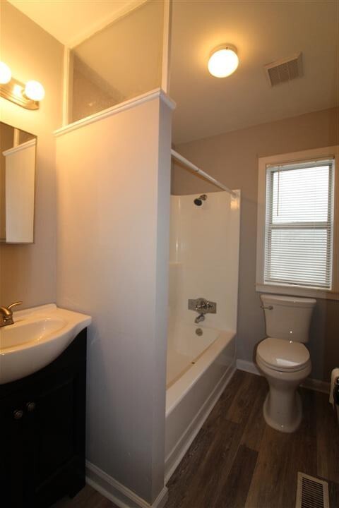 Building Photo - Absolutely adorable home in Oak Ridge