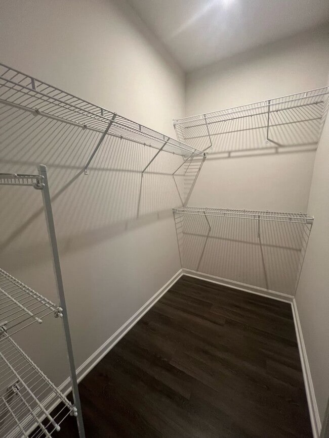 Building Photo - Beautiful End-Unit Townhome