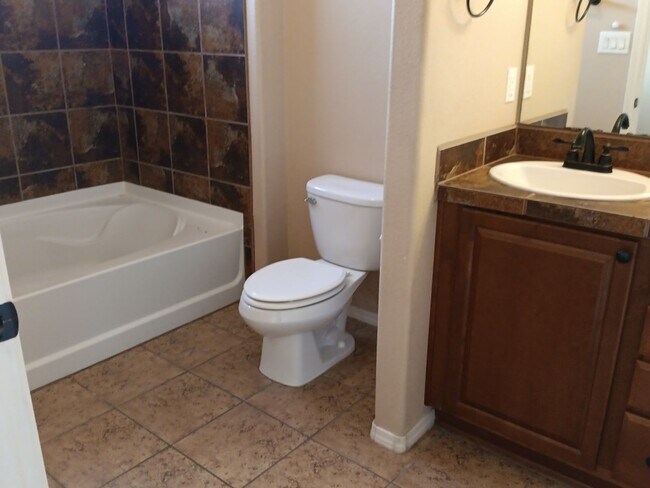 Building Photo - 4 Bedroom, 2 Bathroom! Lovely Home! Schedule a Showing!