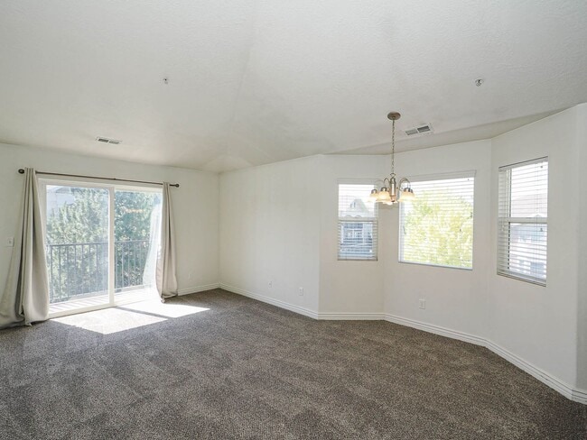Building Photo - 3 Bedroom, 2 Bathroom Condo