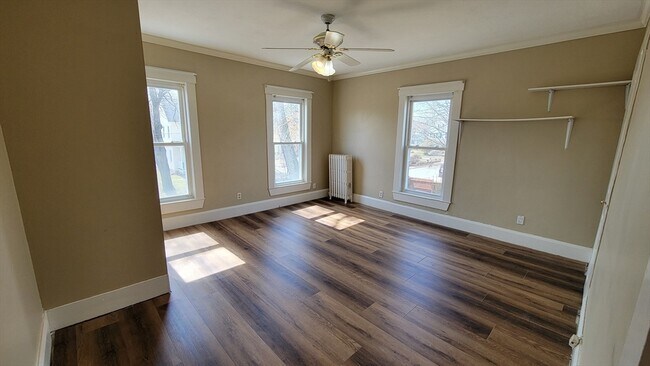 Building Photo - 10 Marion St