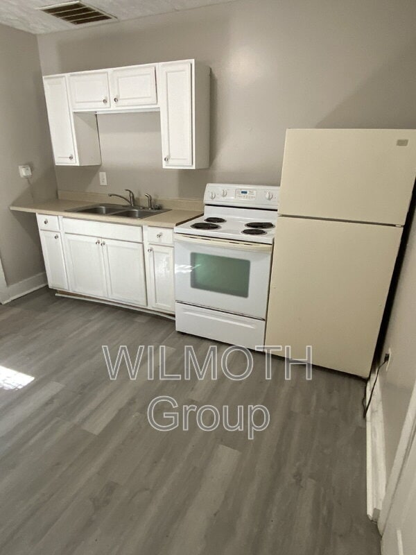 Building Photo - 2930 N Dearborn St