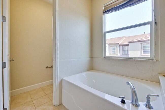 Building Photo - Excellent 4 Bed 2.5 Bath Town Home!