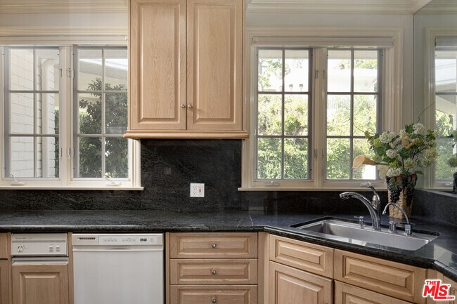 Building Photo - 1201 Loma Vista Dr