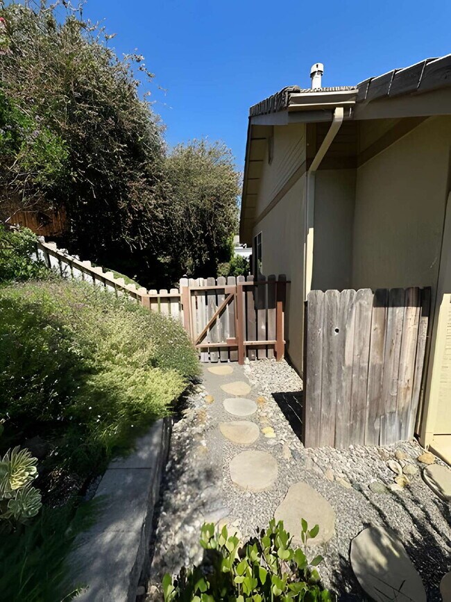 Building Photo - Prestigious Highlands Home for Lease