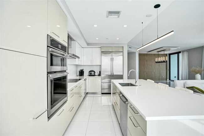 Building Photo - 100 E Las Olas Blvd