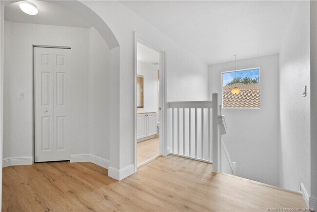 Building Photo - 2736 SW Butterfly Ln