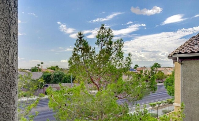 Building Photo - GORGEOUS 3 BEDROOM / 2 FULL BATH CONDO UNI...