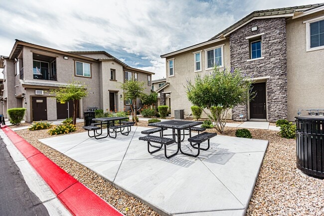 Building Photo - 3 Bedroom 2.5 Bath Townhouse