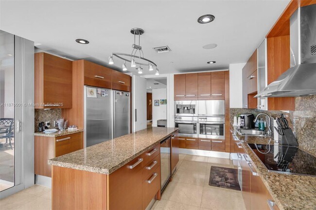 Building Photo - 5959 Collins Ave