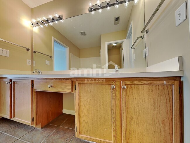 Building Photo - 136 N Honey Springs Ave