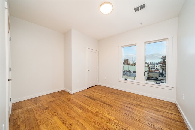 Building Photo - 541 42nd St
