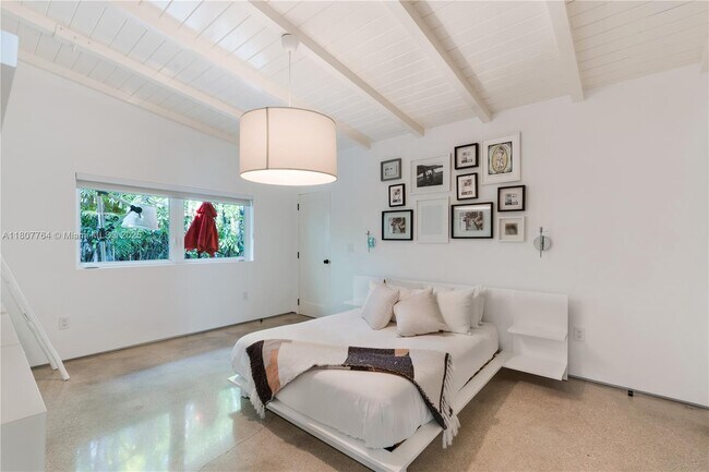 Building Photo - 270 Island Dr