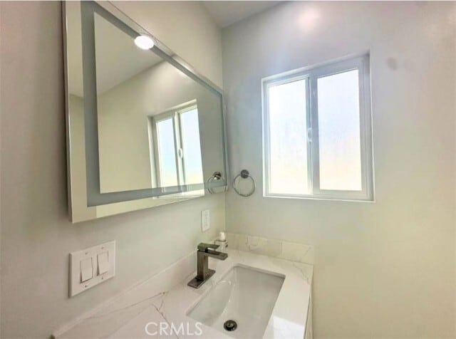 Building Photo - 637 W Floral Dr