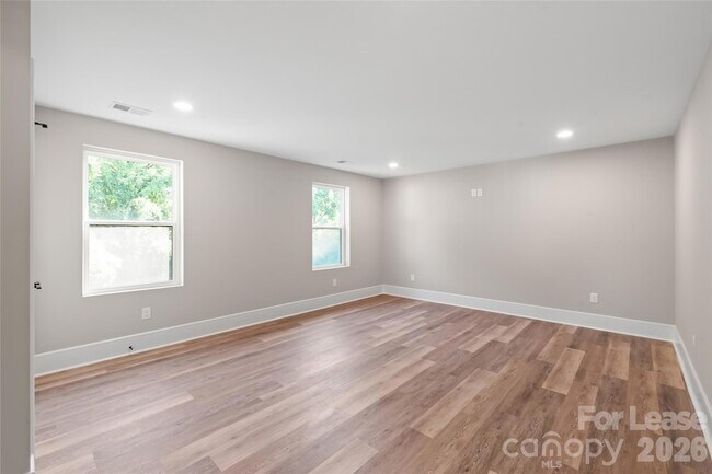 Building Photo - 3905 Plainview Rd