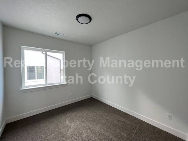 Building Photo - American Fork Town home small pet friendly