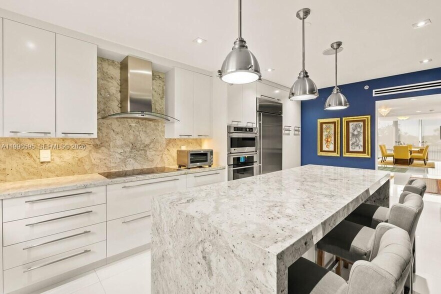 Building Photo - 1000 Venetian Way