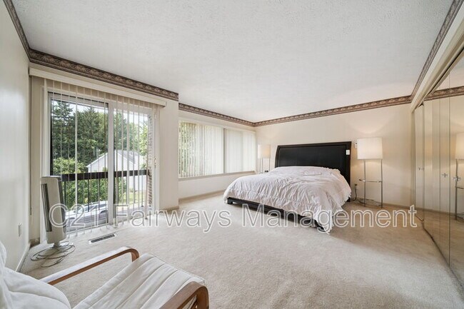 Building Photo - 804 Fairways Dr