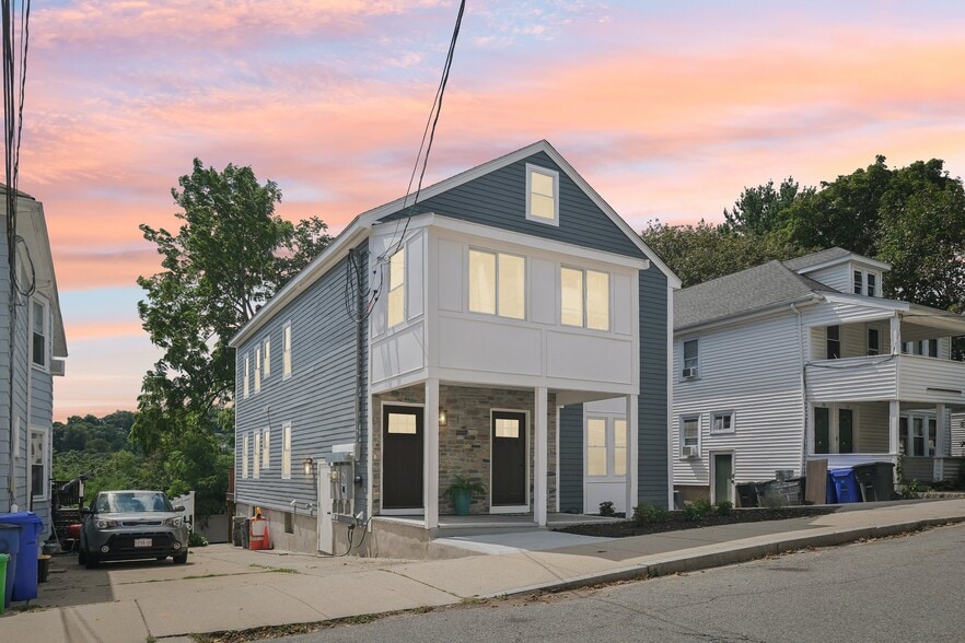 Building Photo - 34 Larch St