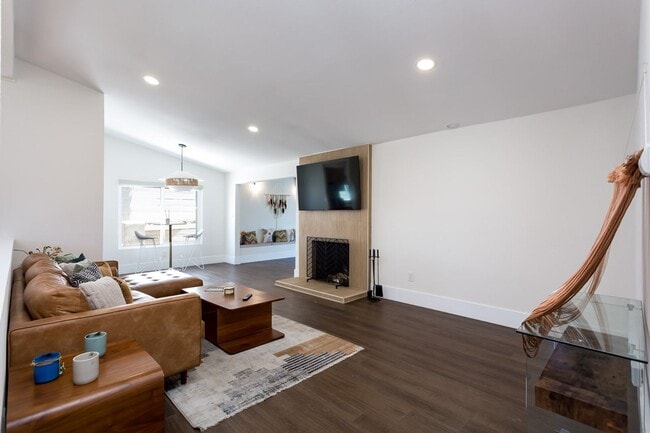 Building Photo - Contemporary Birdland Residence