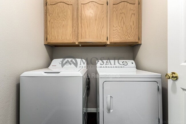 Building Photo - 2024 N Sunset Dr