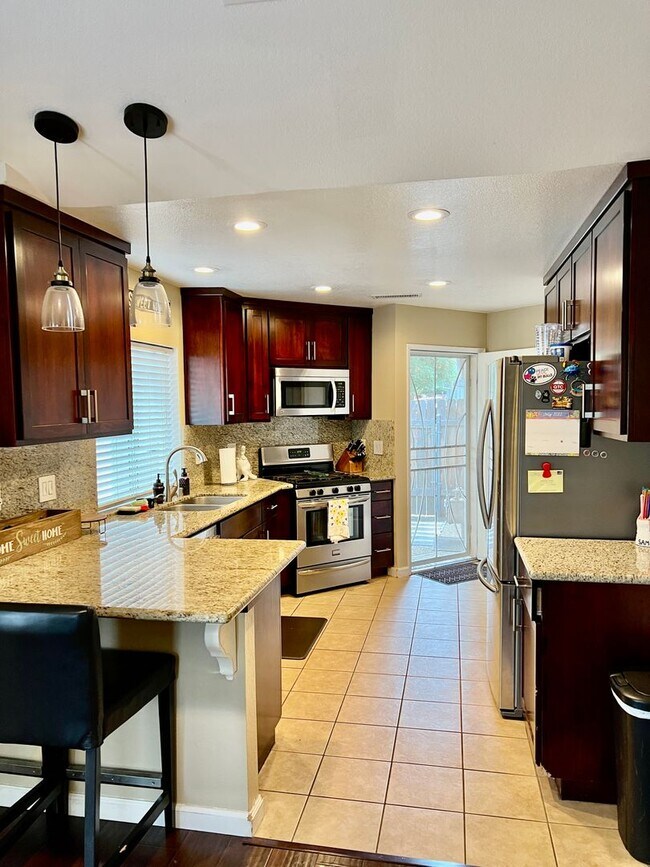 Building Photo - Centrally Located Roseville Condo