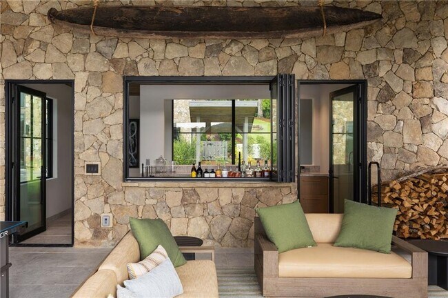 Building Photo - 725 Rocky Point Dr