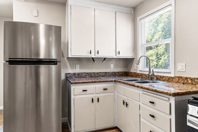 Building Photo - Newly Renovated 2 Bedroom Apartment with P...