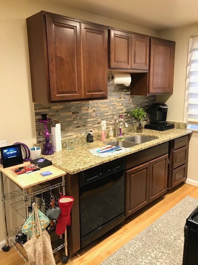 Building Photo - Two Story 2 Bed 1 Bath Condo in Central Bo...