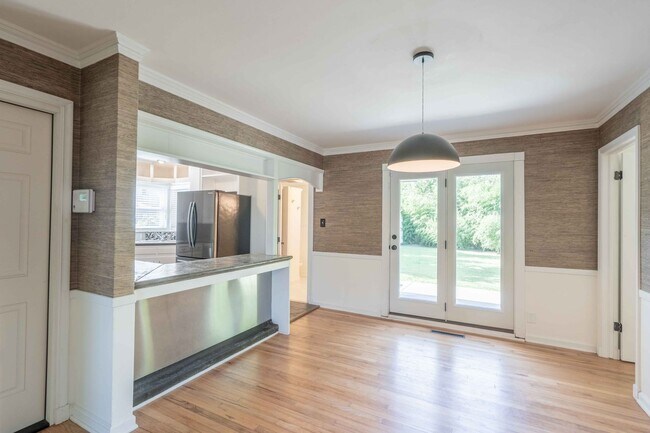 Building Photo - Stunning 3 Bed 2 Bath In Great Area