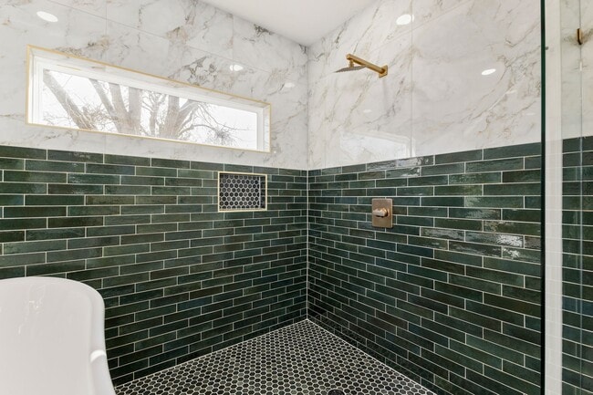 Building Photo - 102 E Val Verde St