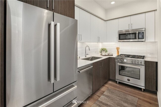 Building Photo - 2Bd/1.75Ba Seattle Townhouse