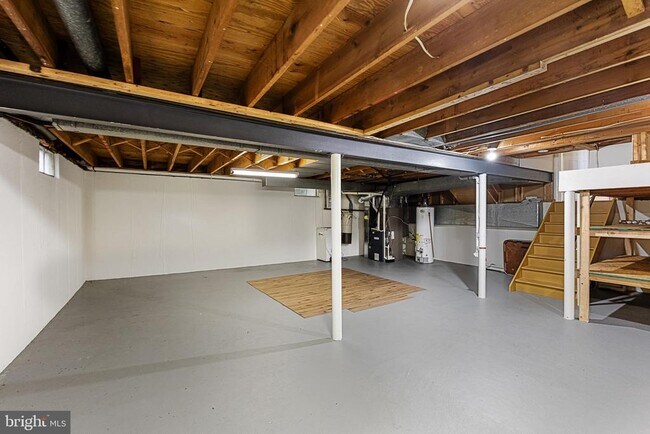 Building Photo - 18 Lakeview Dr