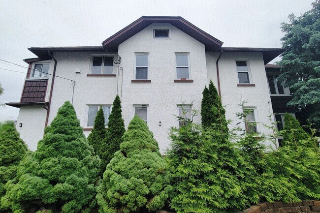 Building Photo - 86 E Fort Lee Rd