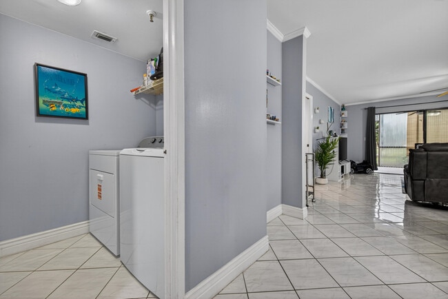 Building Photo - 2200 S Cypress Bend Dr