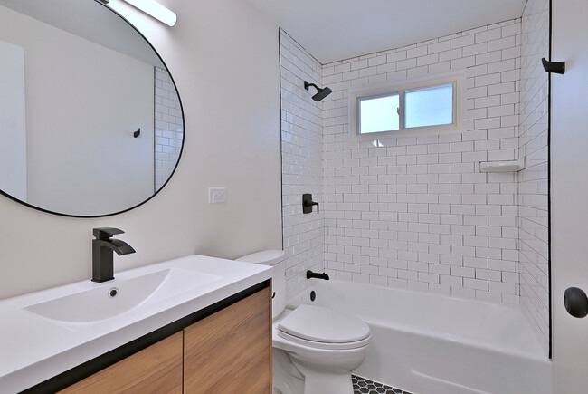 Building Photo - 6750 N Kostner Ave