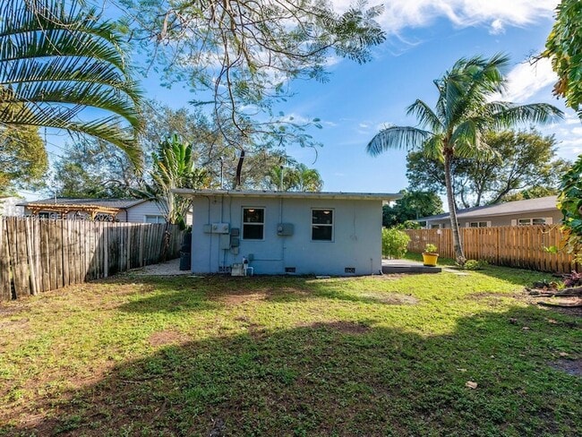 Building Photo - 1413 NW 3rd Ave